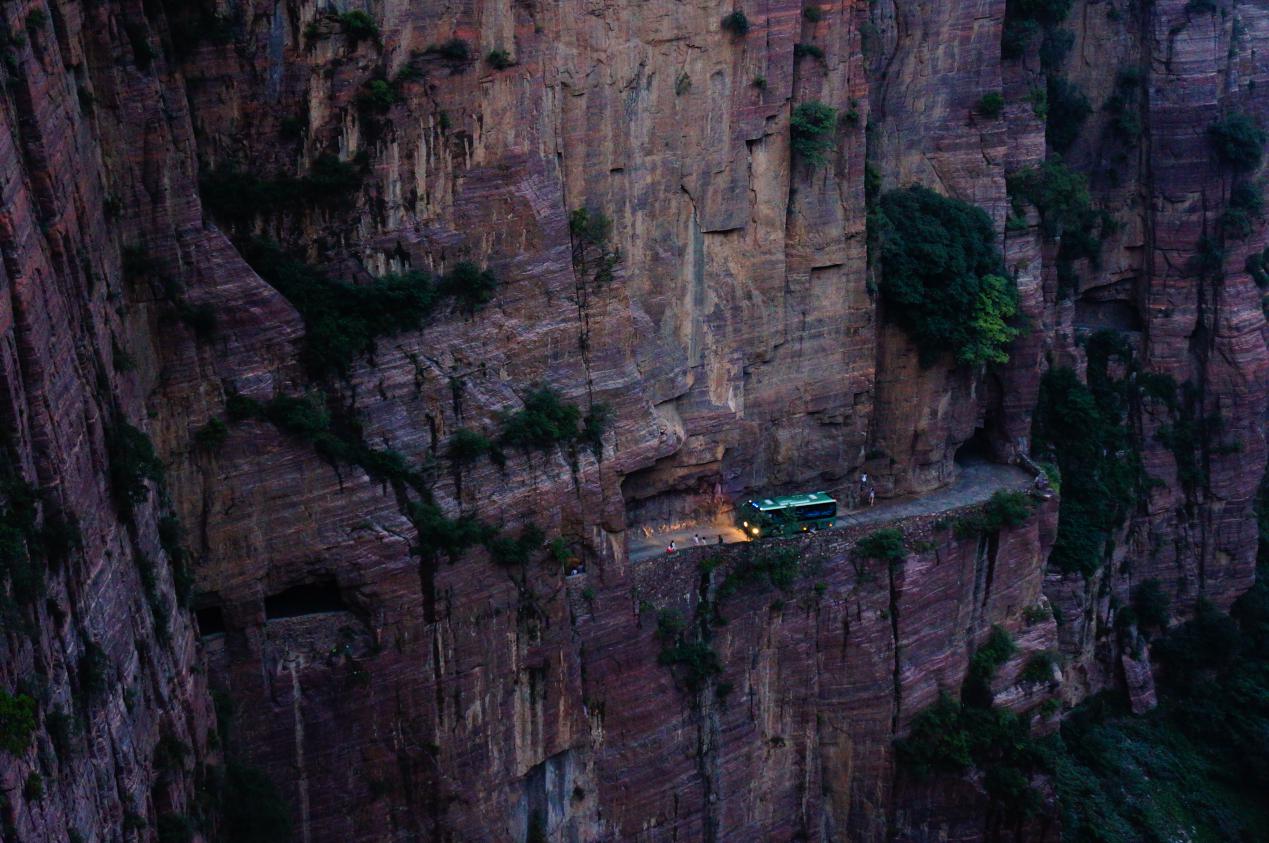 夜晚，车辆穿行于挂壁公路的山洞中