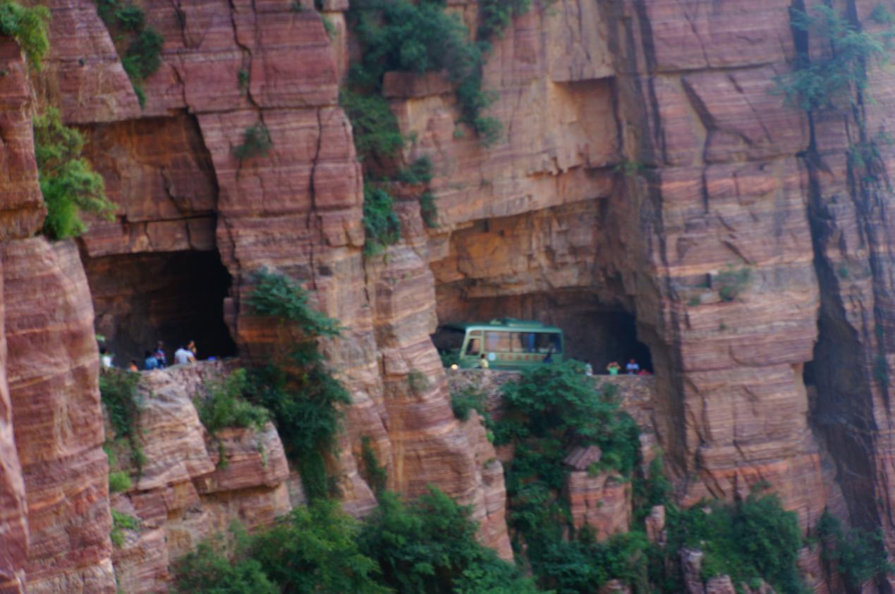 如今的郭亮村，游人如织