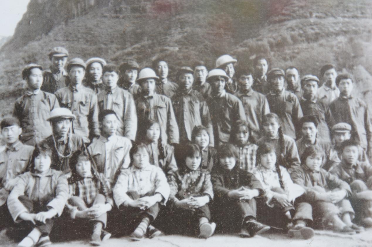 当年开洞的郭亮村群众们