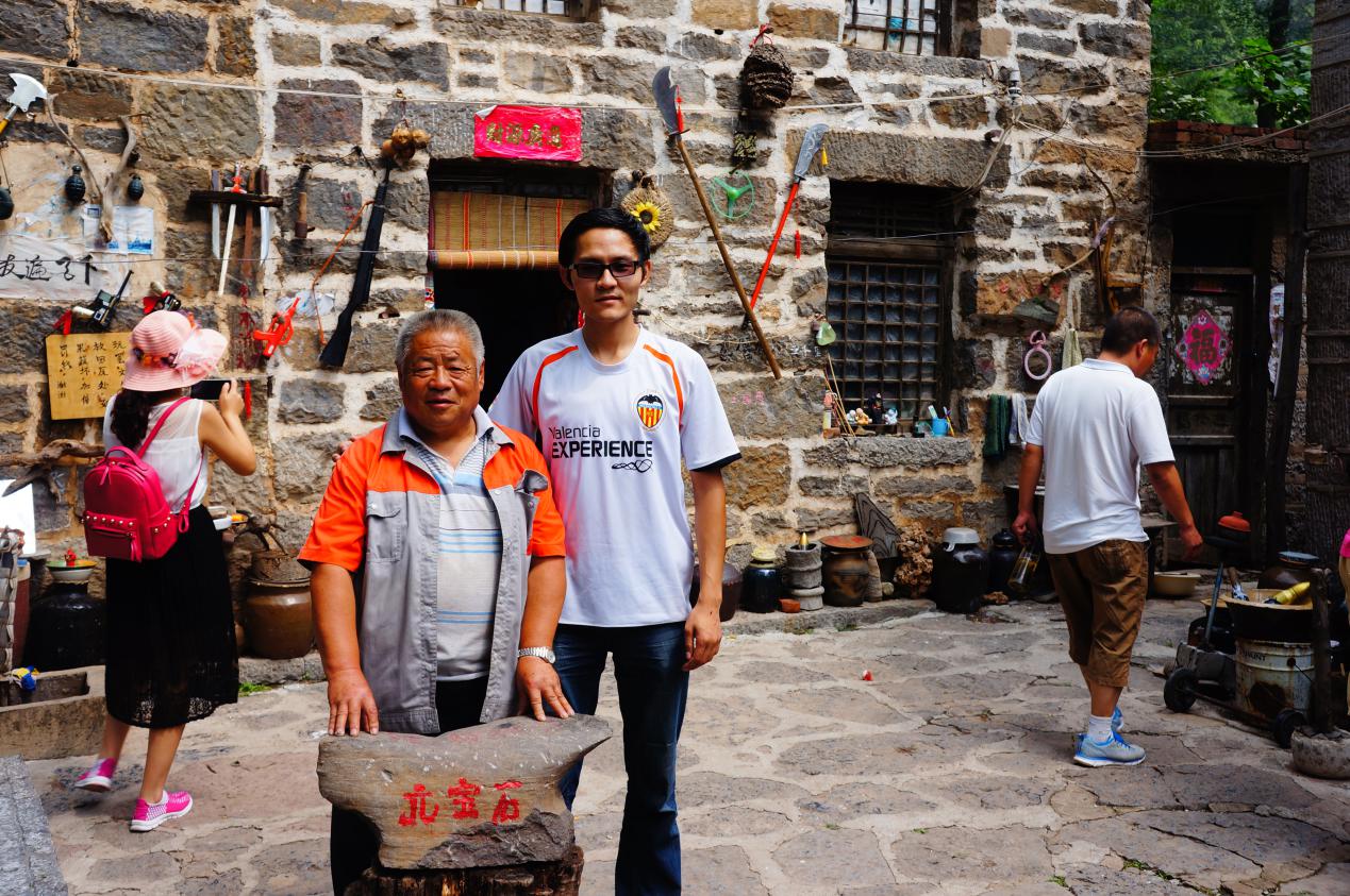 作者与宋保群老人合影